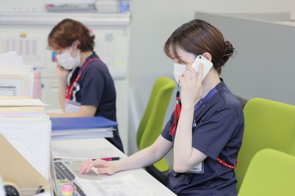 福岡県福岡市中央区にある百年橋リハビリテーション病院で働くスタッフたち